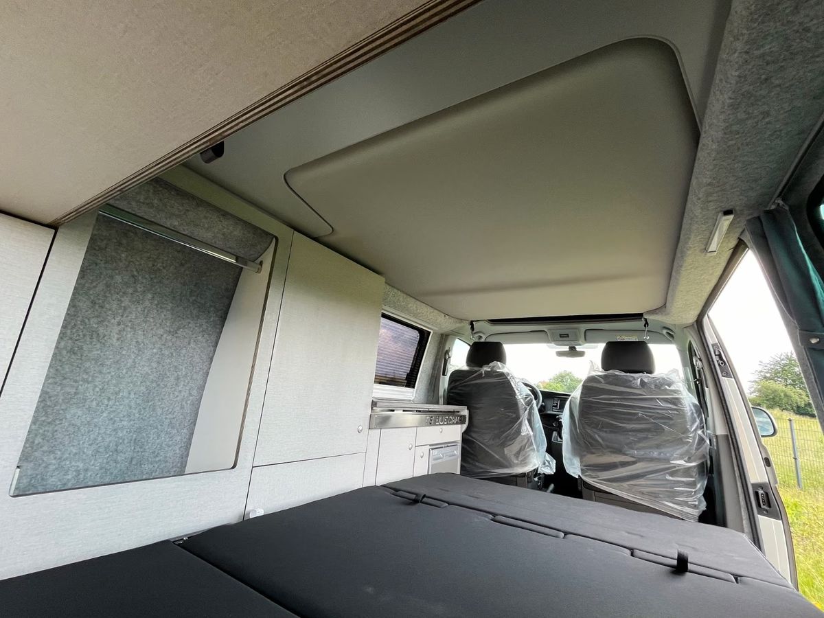 VW T6.1 in Kirschrot, Innenraum mit Liegefläche