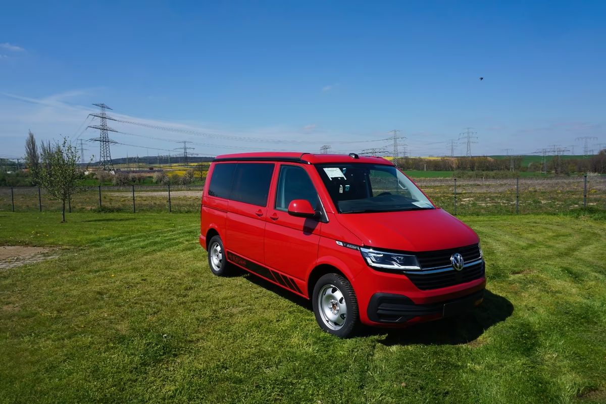 VW T6.1 in Kirschrot, Ansicht schräg von vorn