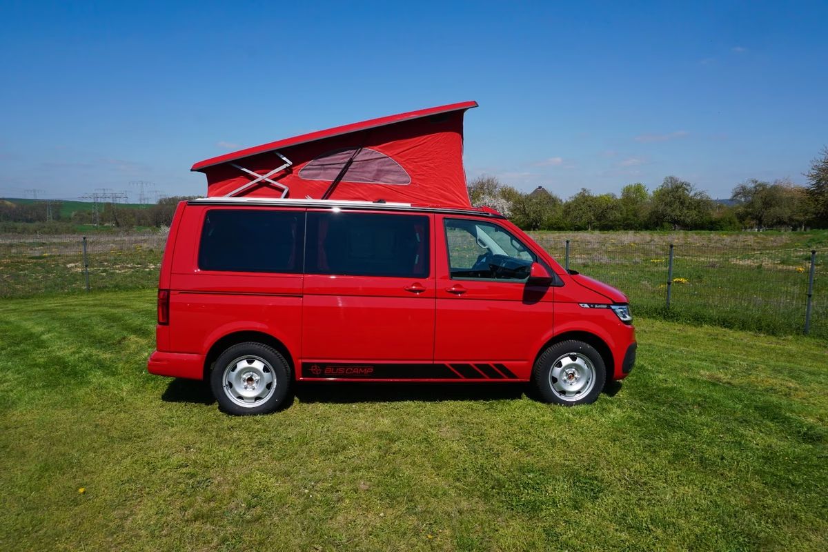 VW T6.1 in Kirschrot, Seitenansicht mit geöffnetem Aufstelldach
