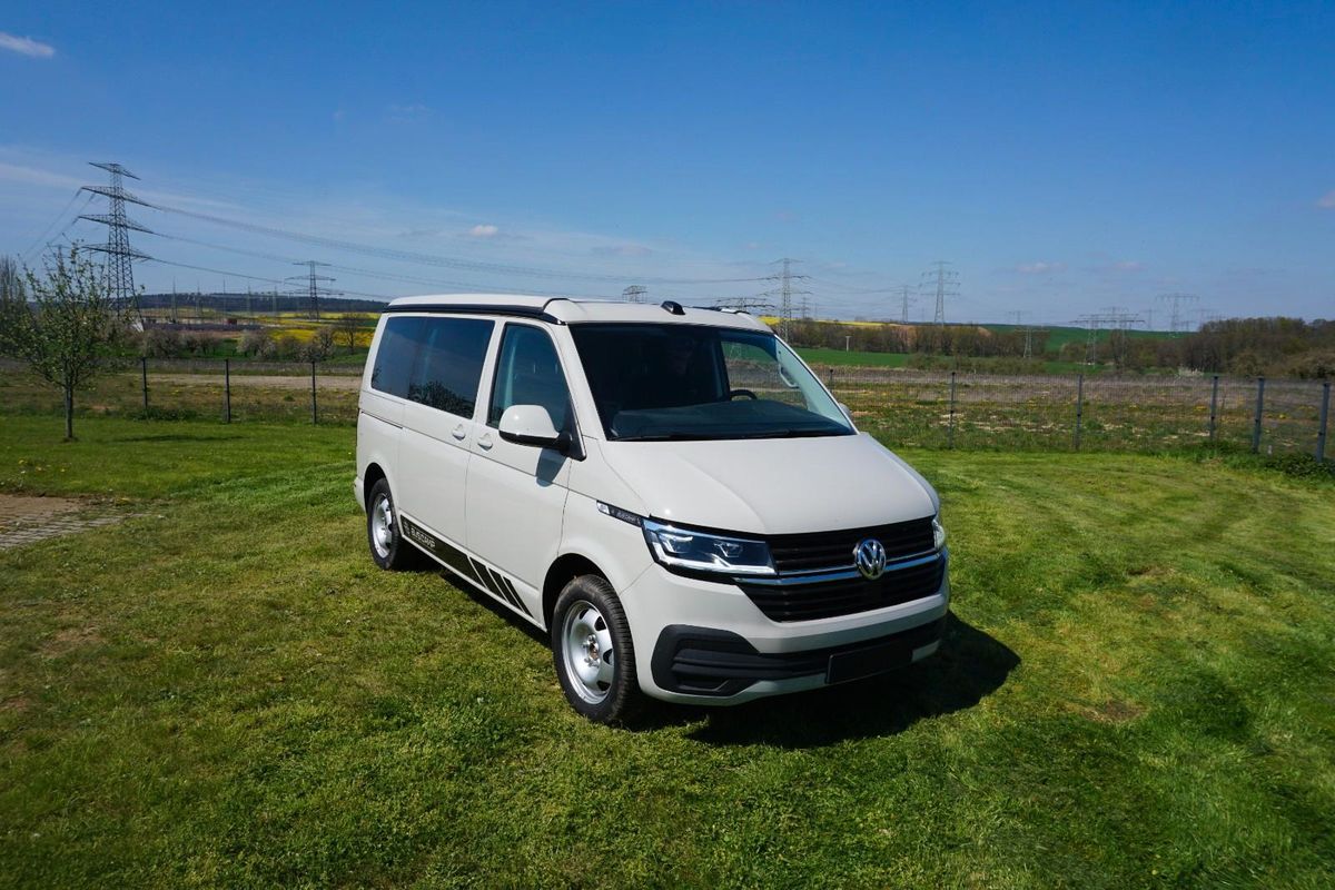 VW T6.1 in Ascotgrau, Ansicht schräg von vorn