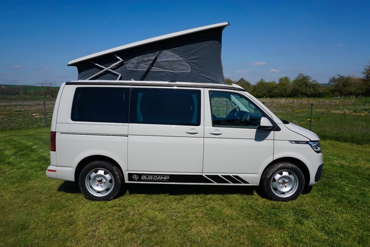 VW T6.1 in Ascotgrau, Seitenansicht mit geöffnetem Aufstelldach
