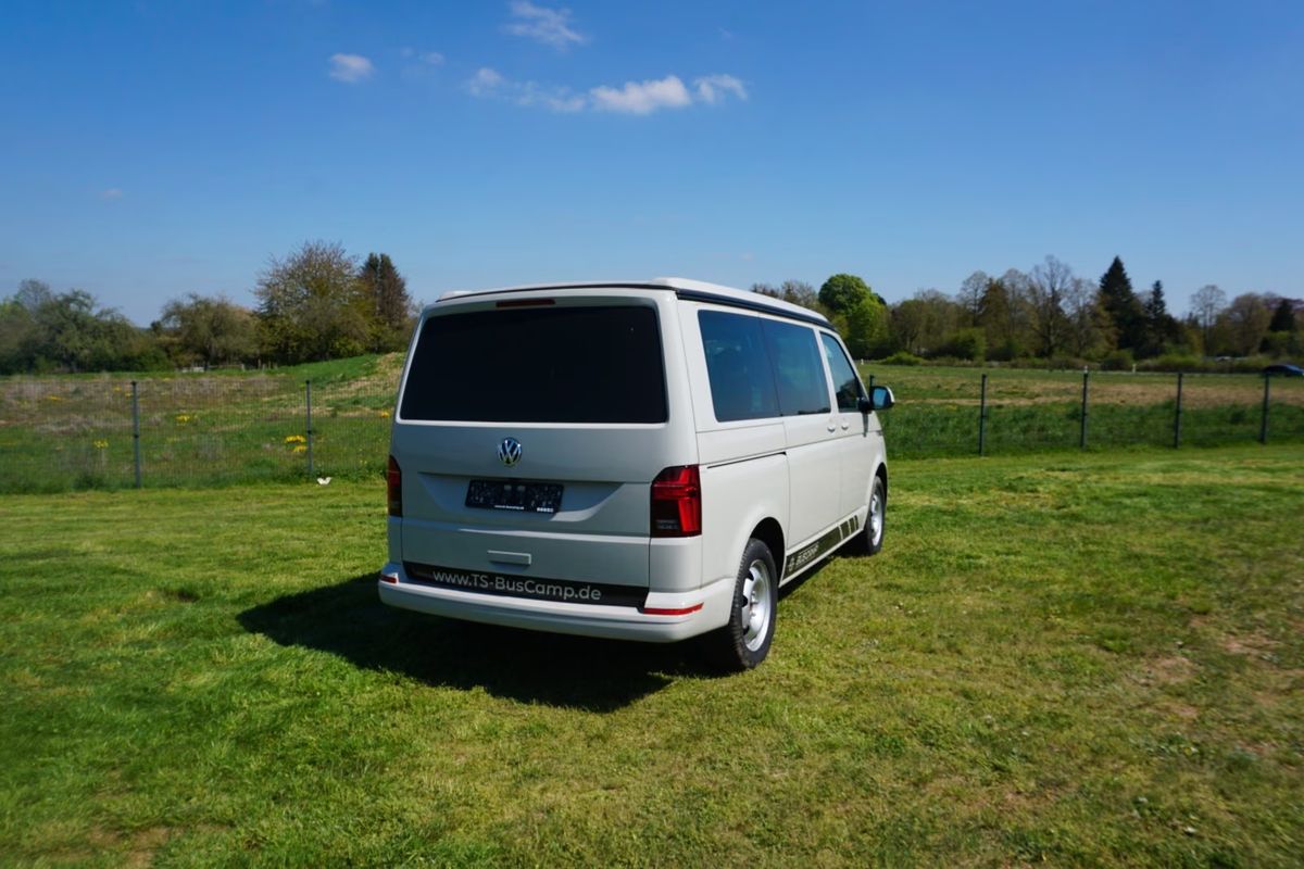 VW T6.1 in Ascotgrau, Heckansicht