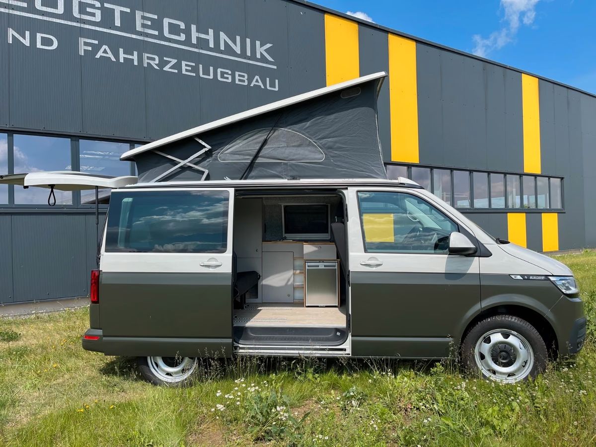 VW T6.1 in zweifarbig Ascotgrau/Grün, Seitenansicht mit offener Schiebetür