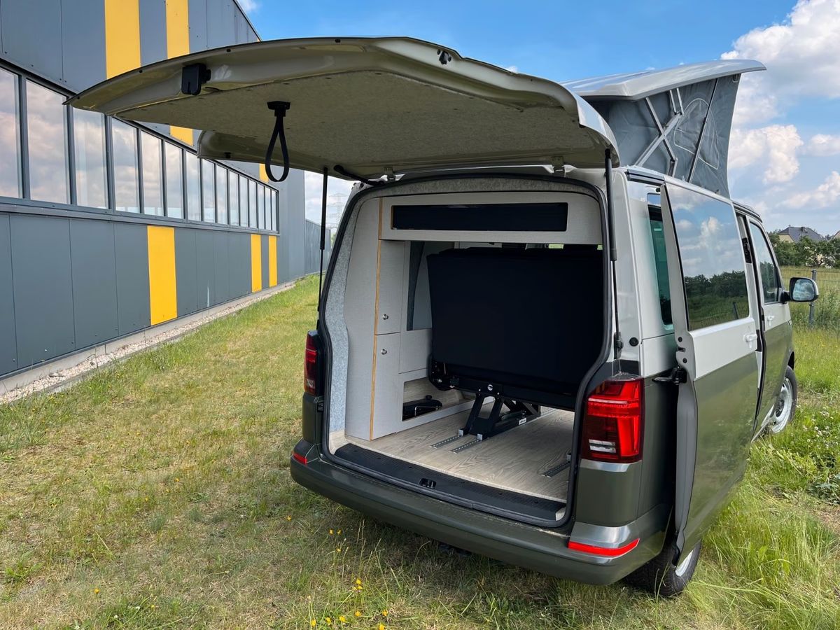 VW T6.1 in zweifarbig Ascotgrau/Grün, Heck mit offener Heckklappe