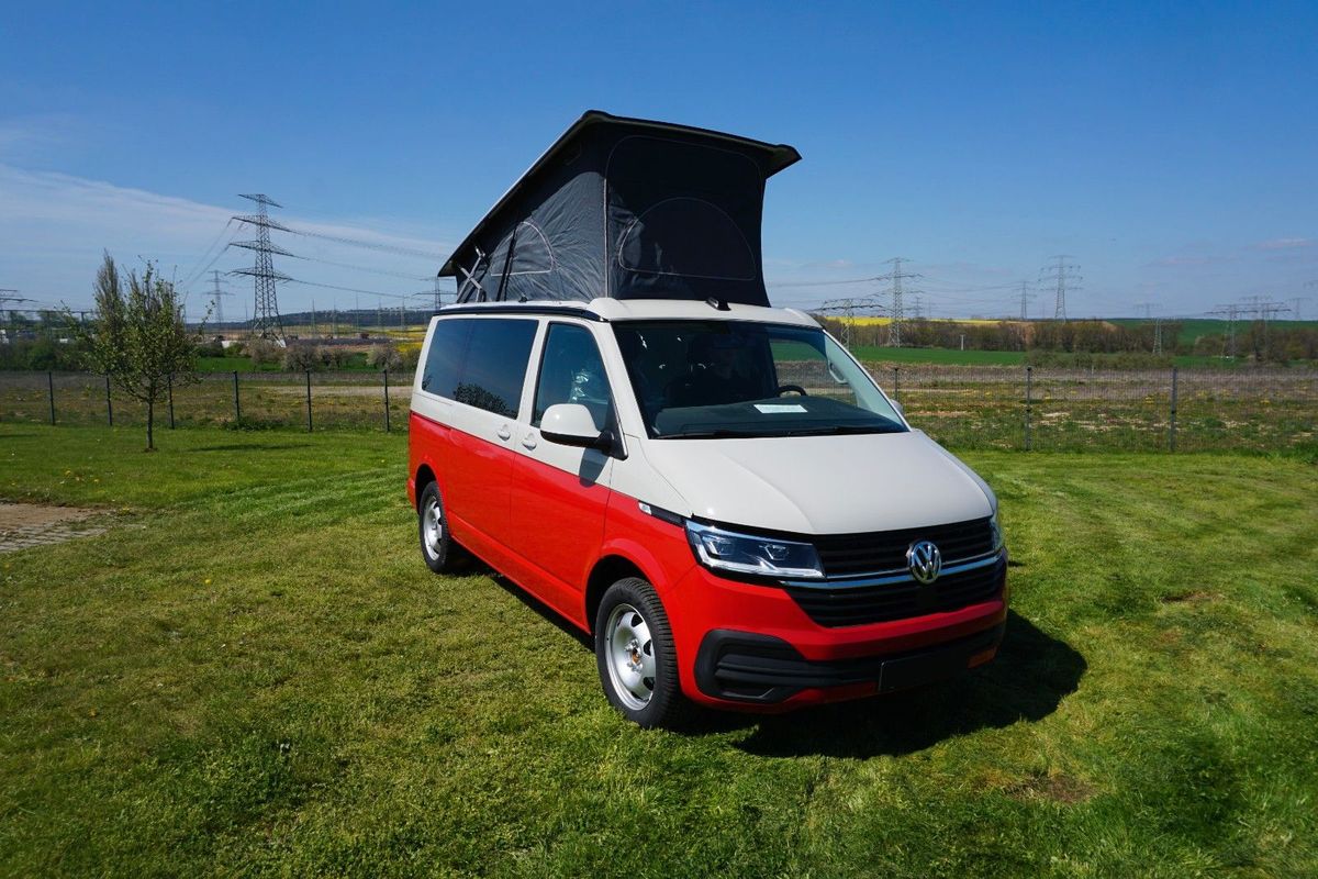 VW T6.1 in Hellrot/Ascotgrau, Ansicht schräg von vorn mit geöffnetem Aufstelldach
