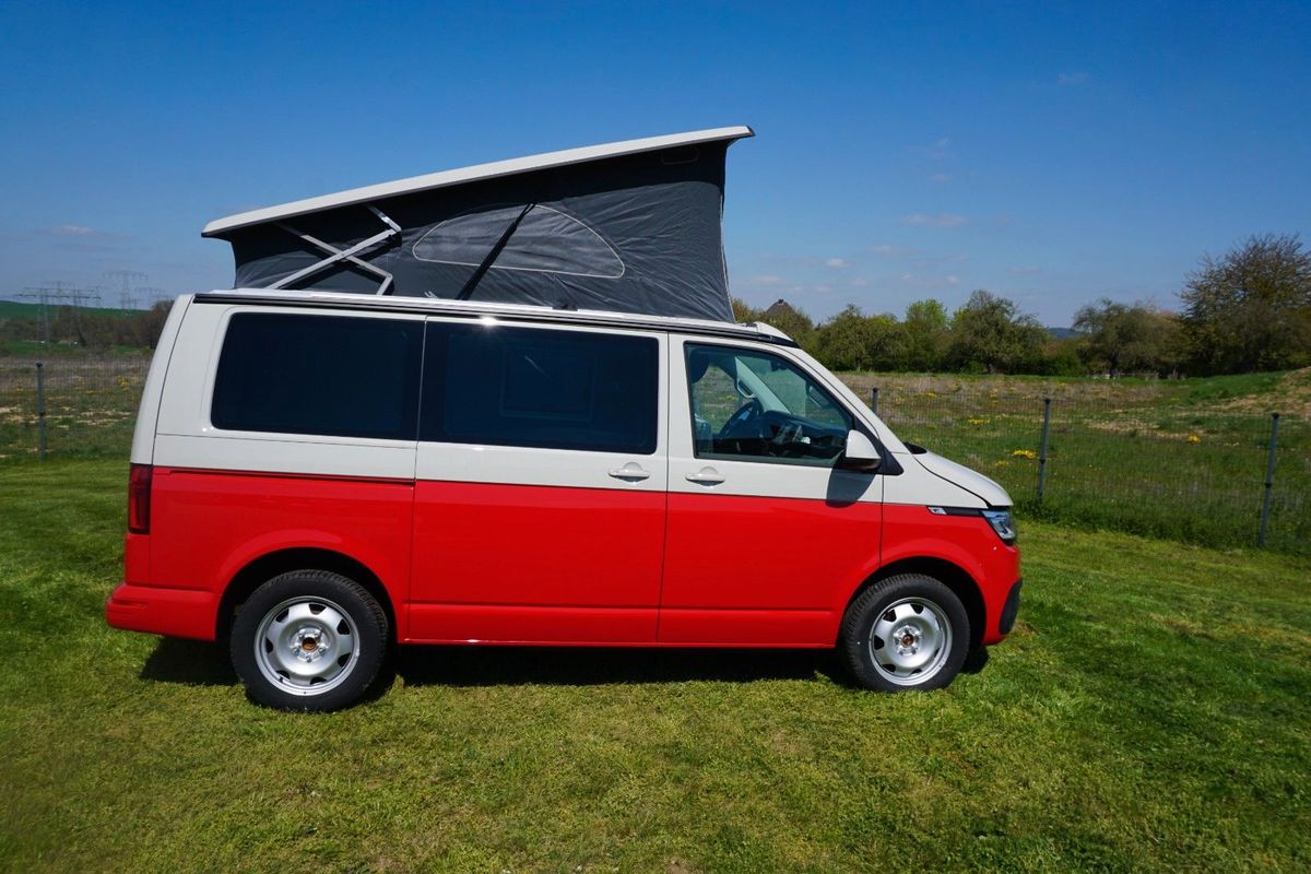 VW T6.1 in Hellrot/Ascotgrau, Ansicht schräg von vorn