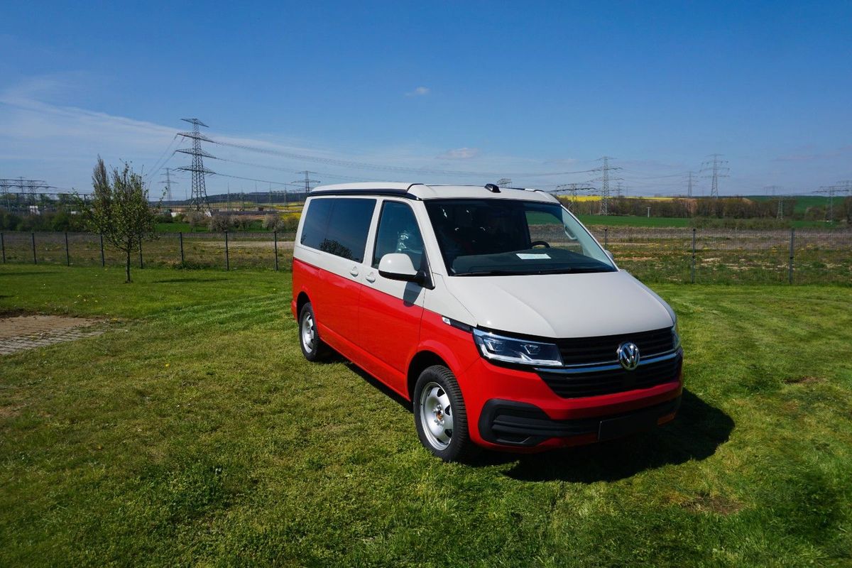 VW T6.1 in Hellrot/Ascotgrau, Seitenansicht mit geöffnetem Aufstelldach