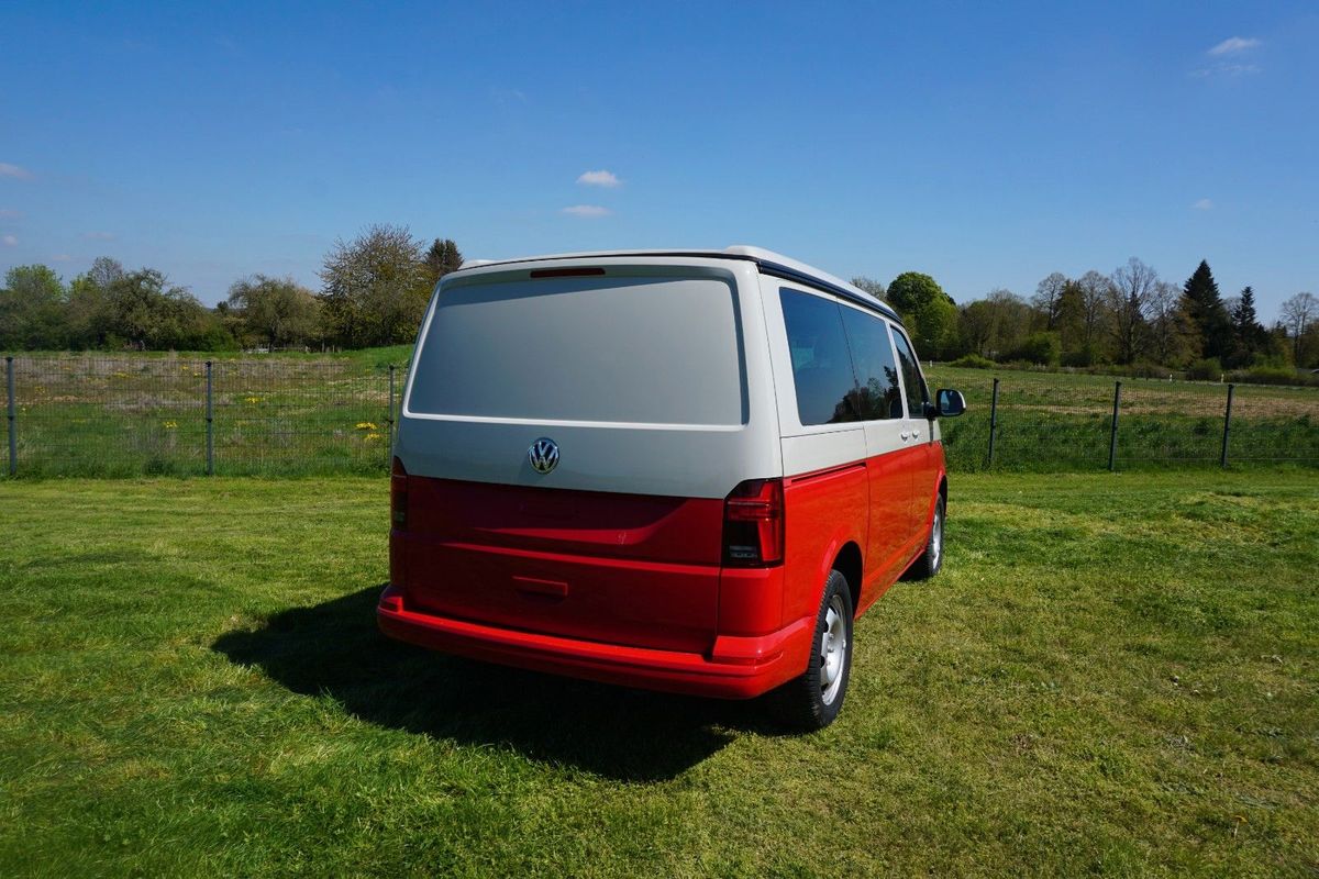 VW T6.1 in Hellrot/Ascotgrau, Heckansicht