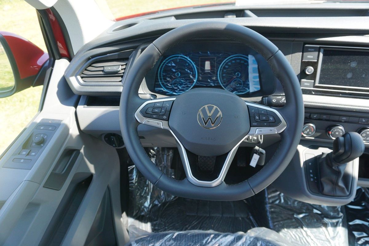VW T6.1 in Hellrot/Ascotgrau, Cockpit