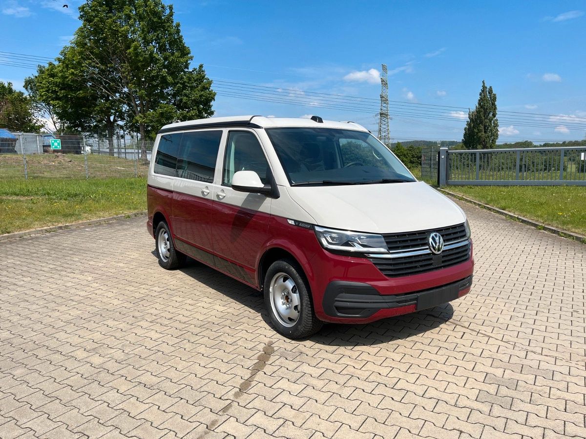 VW T6.1 in Weinrot/Ascotgrau, Ansicht schräg von vorn
