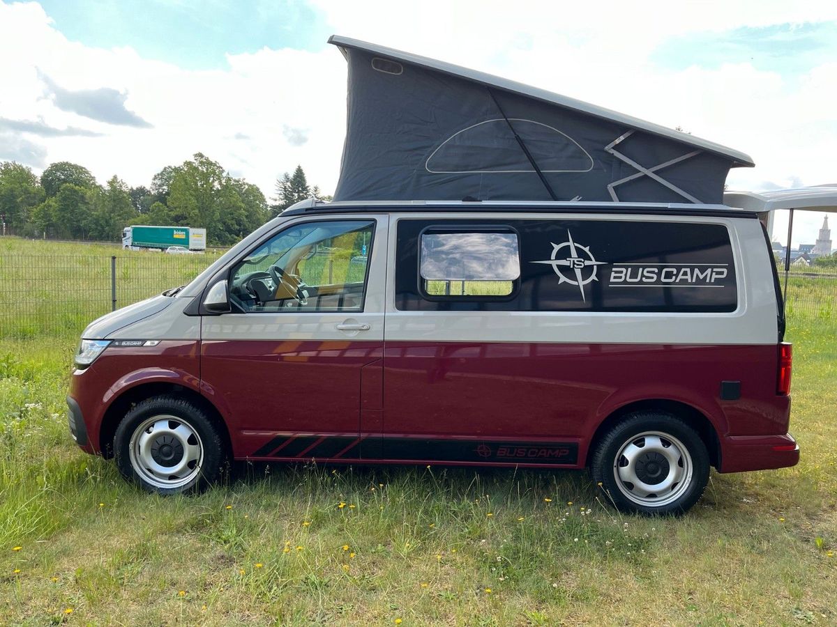 VW T6.1 in Weinrot/Ascotgrau, Seitenansicht mit geöffnetem Aufstelldach