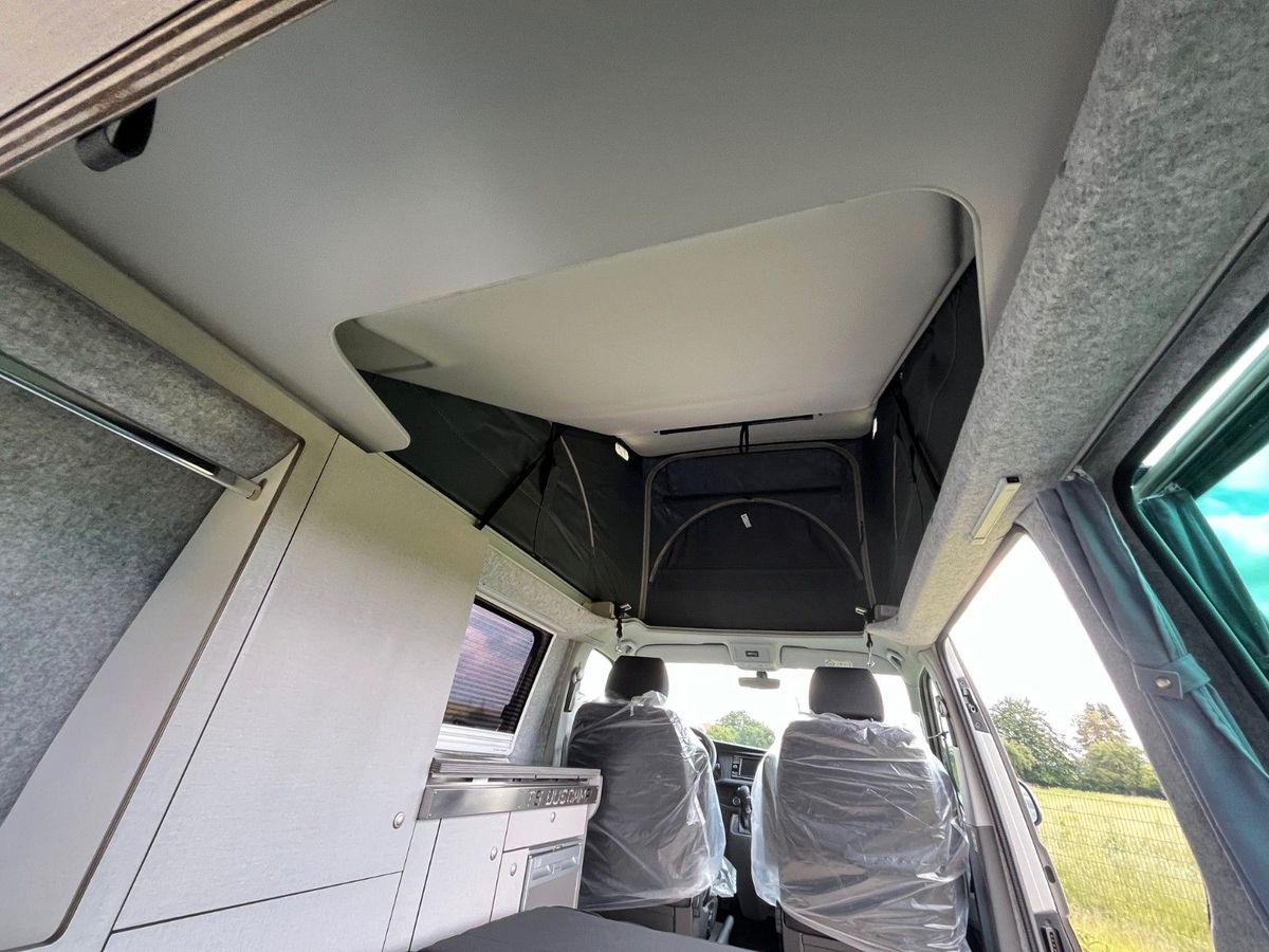 VW T6.1 in Weinrot/Ascotgrau, Innenraum mit geöffnetem Aufstelldach
