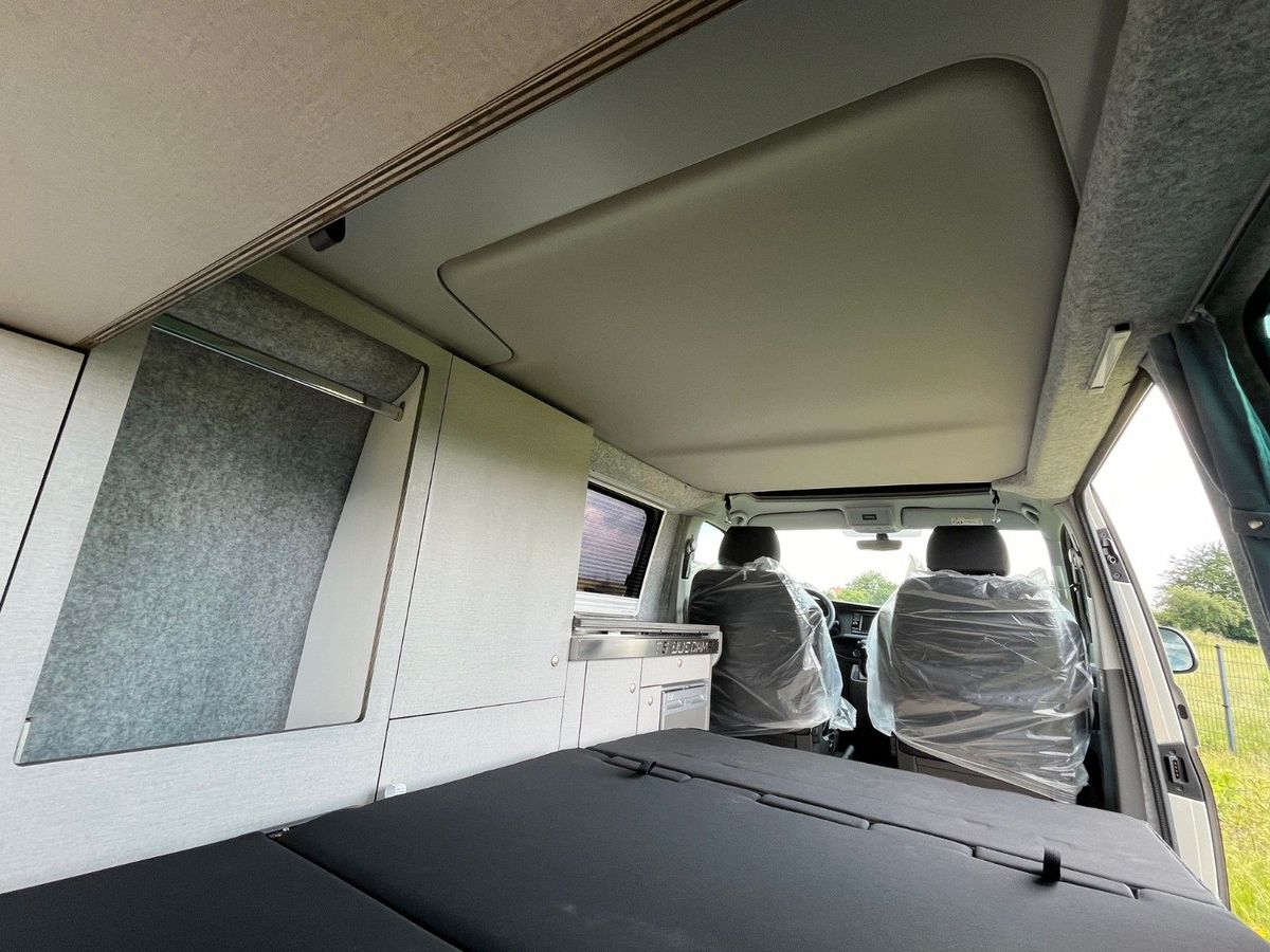 VW T6.1 in Weinrot/Ascotgrau, Innenraum mit Blick auf die Drehsitze