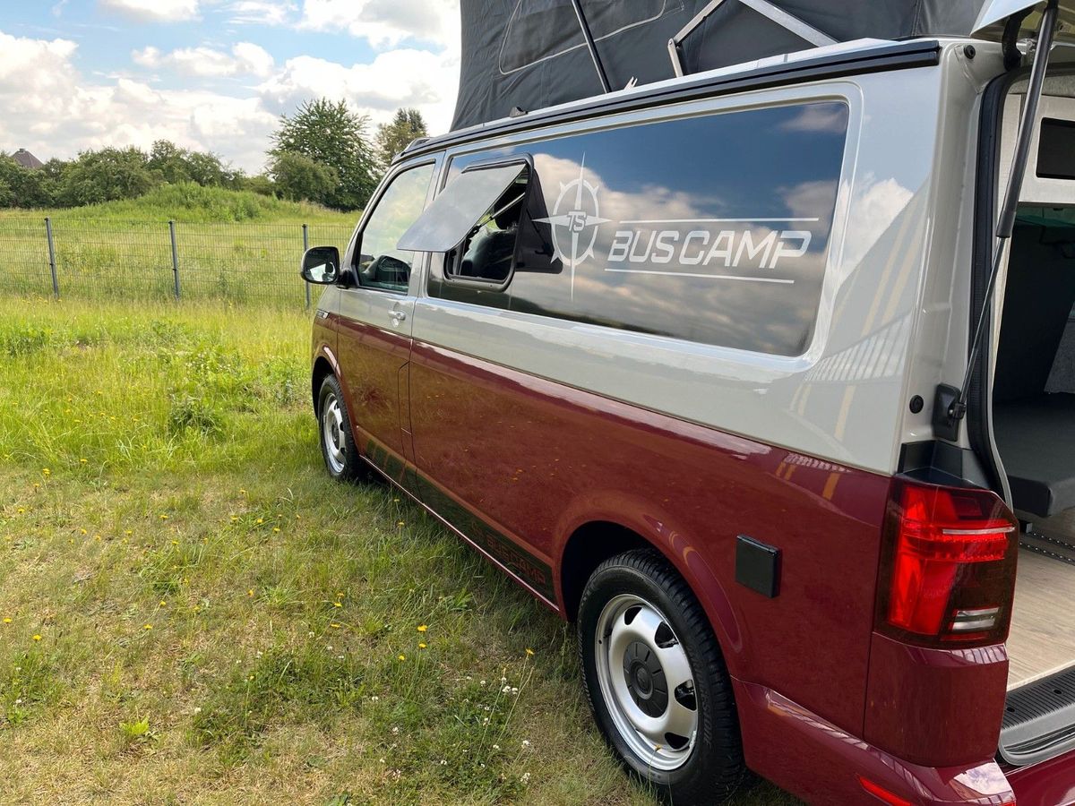 VW T6.1 in Weinrot/Ascotgrau, Heckansicht mit geöffnetem Aufstelldach