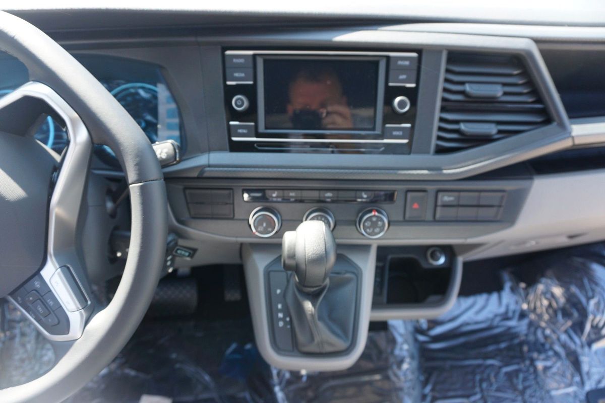VW T6.1 in Weinrot/Ascotgrau, Cockpit