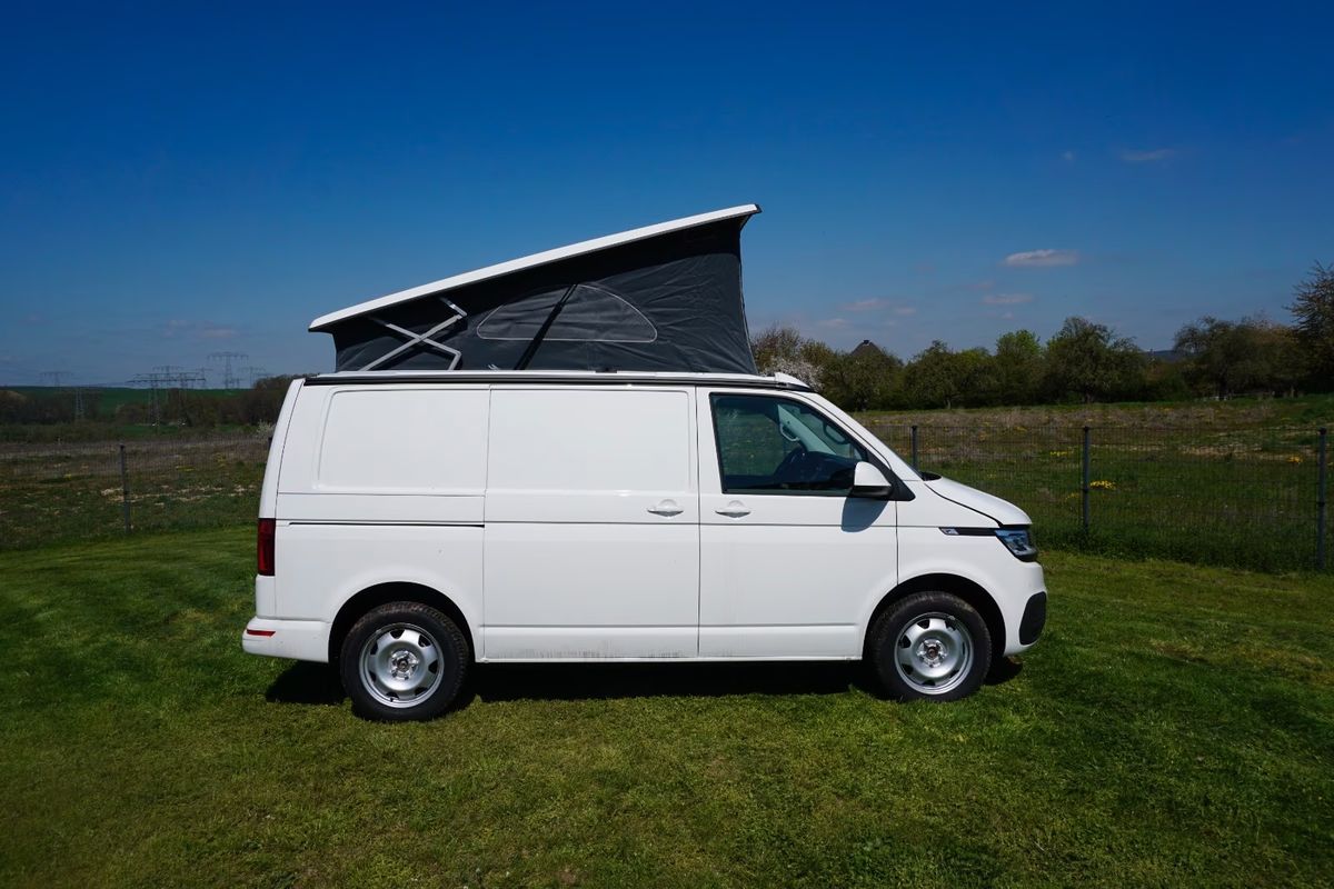 VW T6.1 in Candyweiß, Seitenansicht mit geöffnetem Aufstelldach