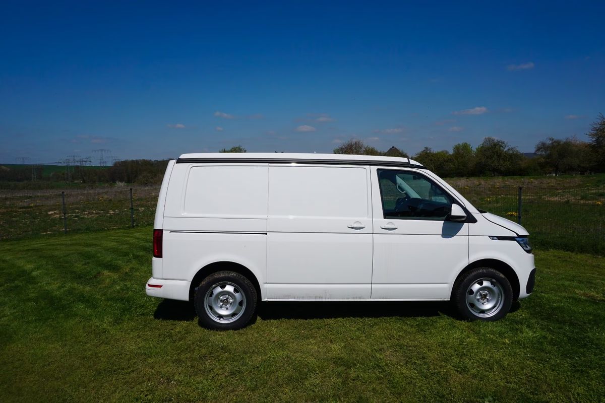 VW T6.1 in Candyweiß, Seitenansicht