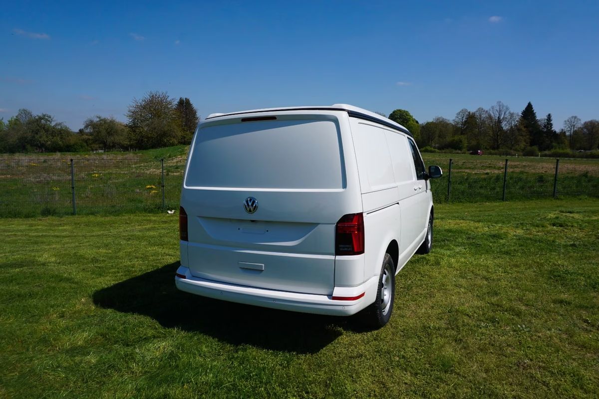VW T6.1 in Candyweiß, Heckansicht