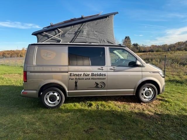 VW T6.1 in Mojave Beige, Seitenansicht mit geöffnetem Aufstelldach