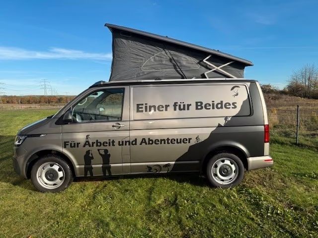 VW T6.1 in Mojave Beige, Seitenansicht mit geöffnetem Aufstelldach