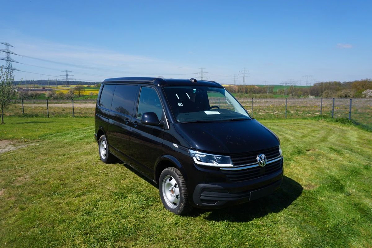 VW T6.1 in Deep Black, Ansicht schräg von vorn