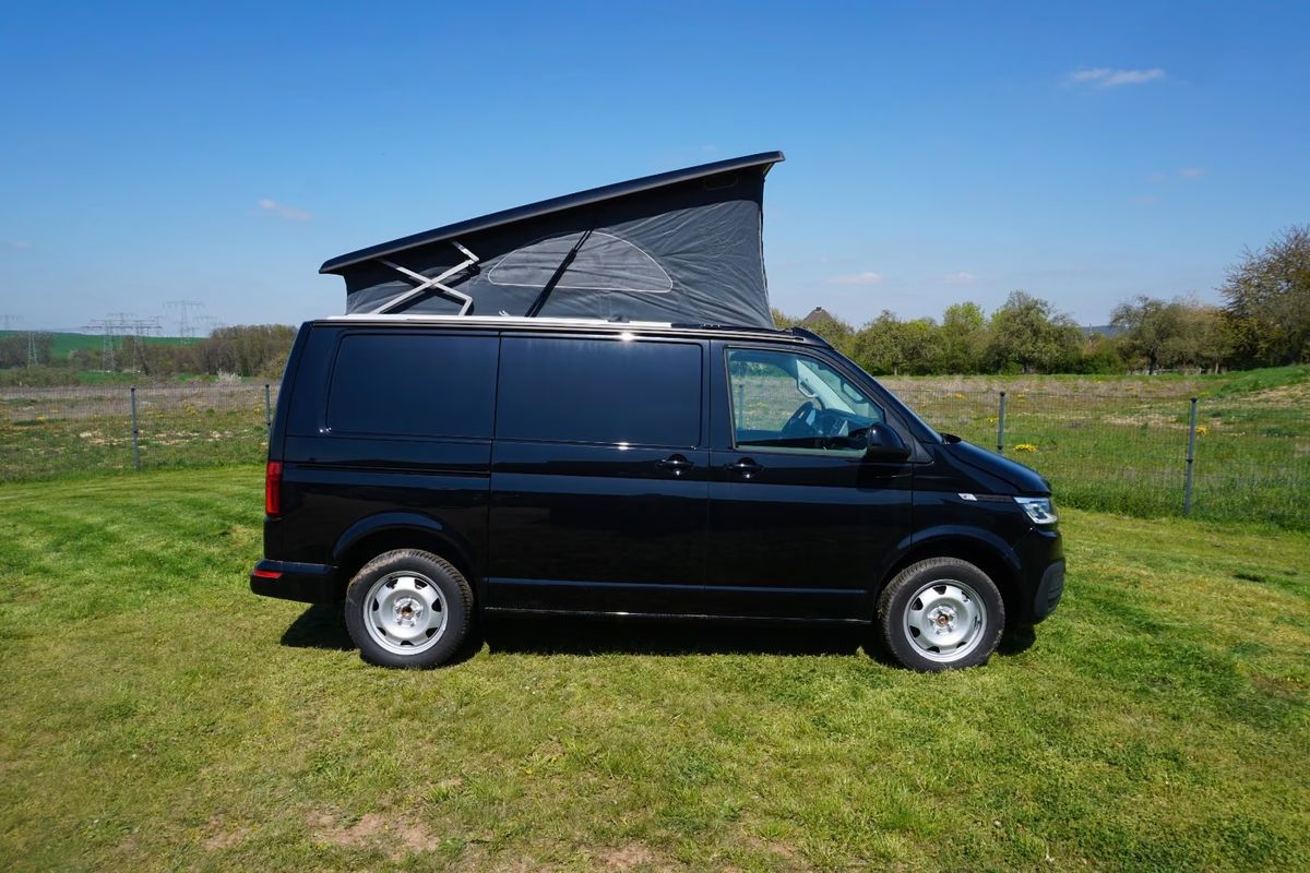 VW T6.1 in Deep Black, Seitenansicht mit geöffnetem Aufstelldach