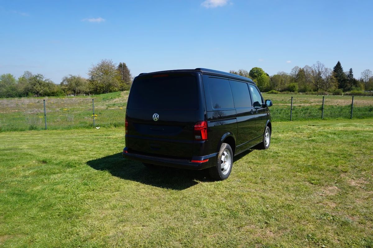 VW T6.1 in Deep Black, Heckansicht