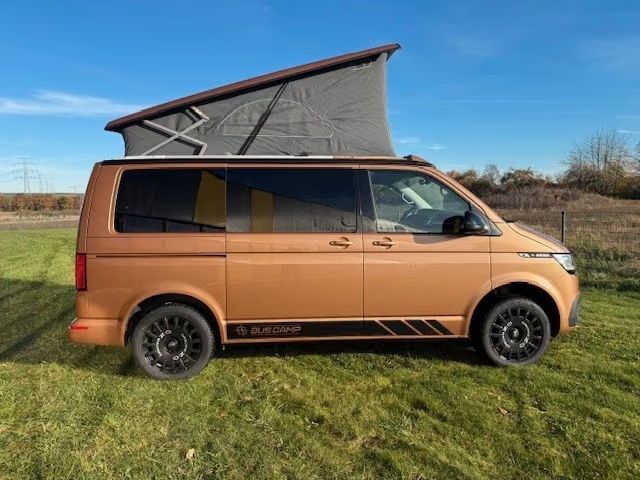 VW T6.1 in Copper Bronze, Seitenansicht mit geöffnetem Aufstelldach