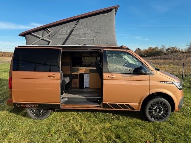 VW T6.1 in Copper Bronze, Seitenansicht mit offener Schiebetür